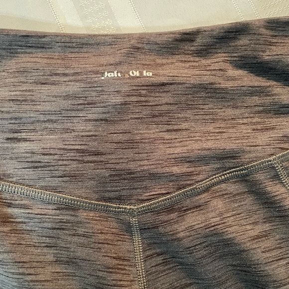 Patagonia Capri Gray Leggings w/inside waist pocket - Picture 5 of 5